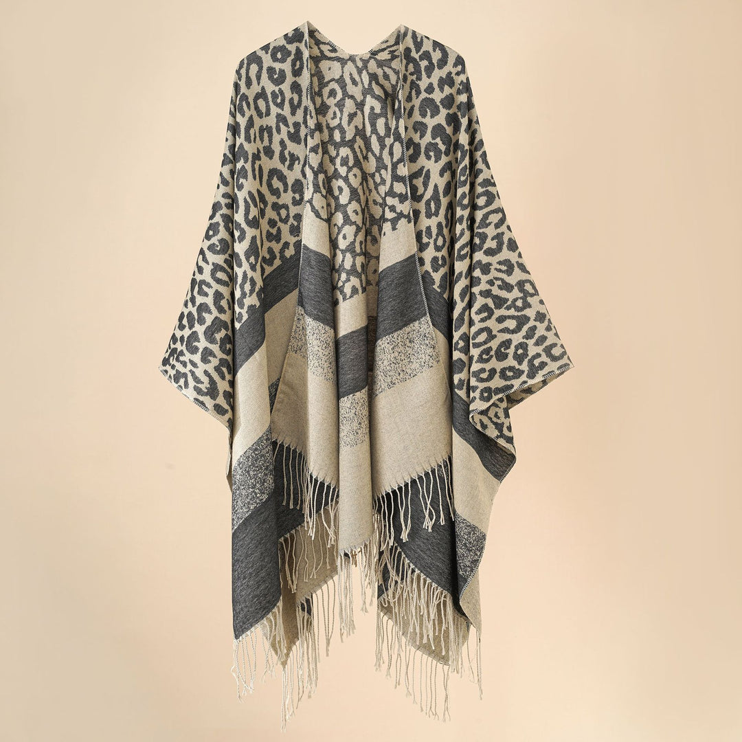 Damen Oversize-Ruana mit Leo-Jacquard, Fransen und weichem Wollmix Drune