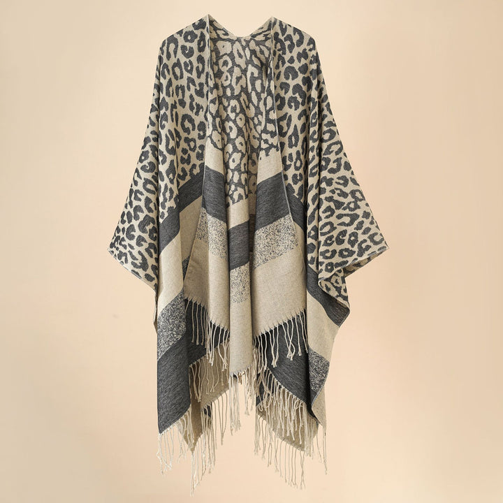 Damen Oversize-Ruana mit Leo-Jacquard, Fransen und weichem Wollmix Drune