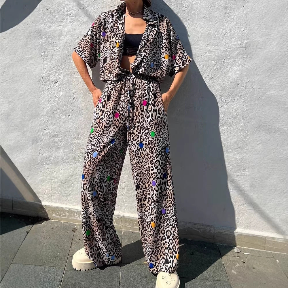 Damen zweiteiliges Safari-Print Loungewear-Set mit kurzärmeliger Hemdbluse und weitem hochgeschnittenen Palazzohose Drune
