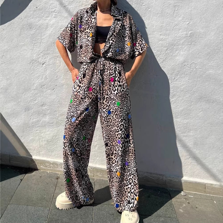 Damen zweiteiliges Safari-Print Loungewear-Set mit kurzärmeliger Hemdbluse und weitem hochgeschnittenen Palazzohose Drune