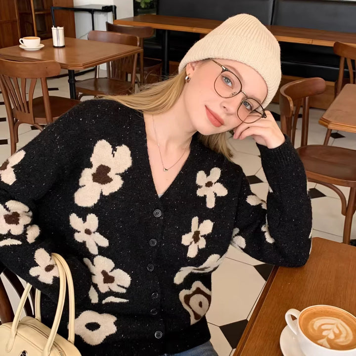 Damen Kurze Strickjacke mit Leopardenmuster und Perlenblütenknöpfen Drune