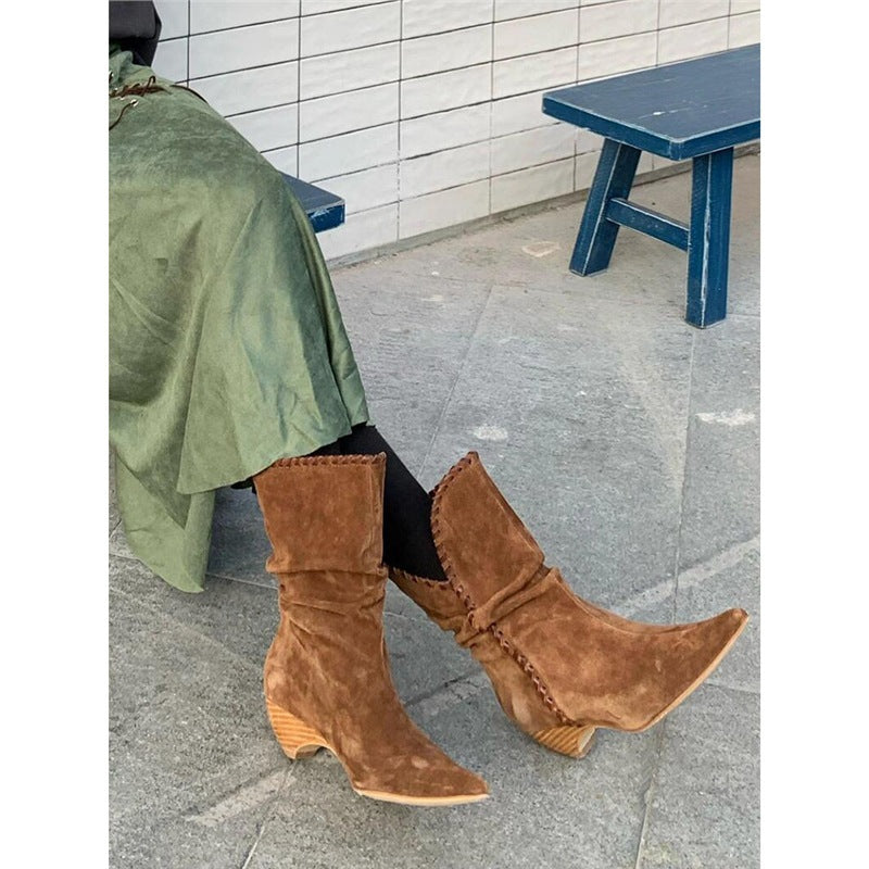 Damen Mid‑Calf Slouch‑Stiefel aus Velours mit spitzer Zehenpartie, geflochtenem Zierband und skulpturiertem Absatz Drune