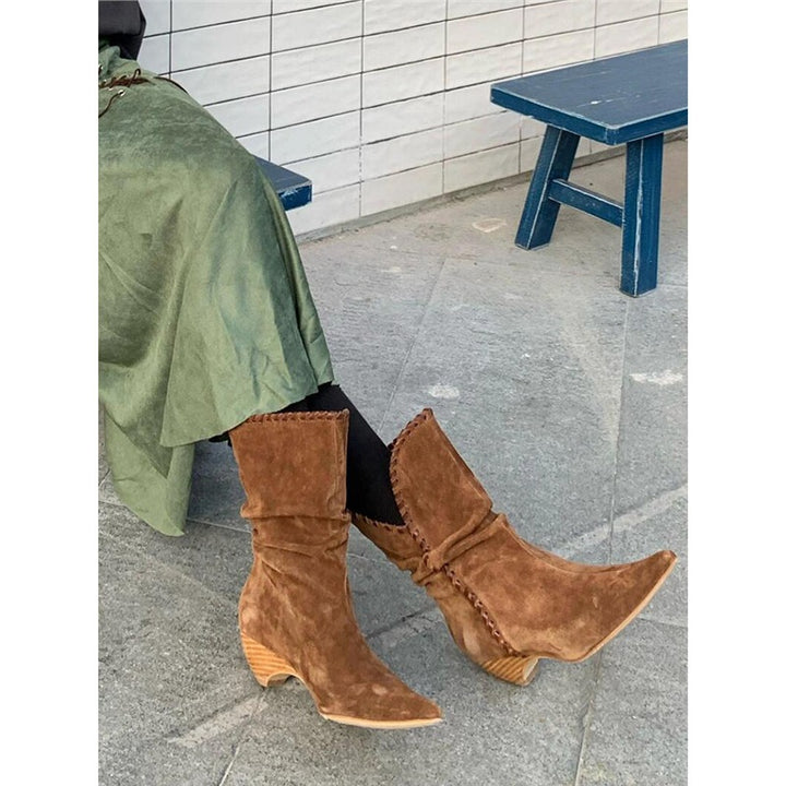 Damen Mid‑Calf Slouch‑Stiefel aus Velours mit spitzer Zehenpartie, geflochtenem Zierband und skulpturiertem Absatz Drune