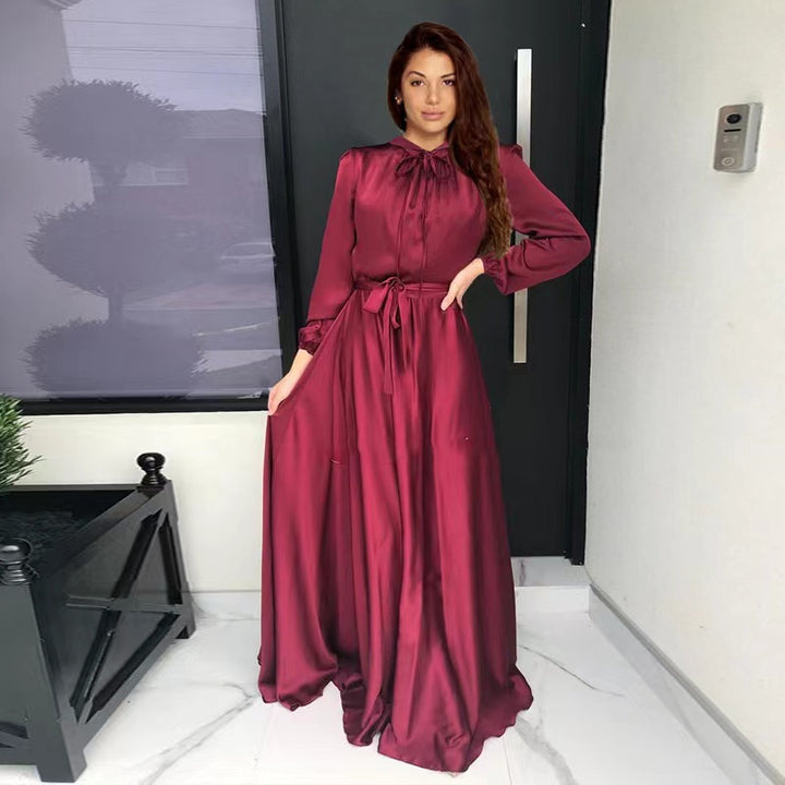 Damen Maxikleid aus fließendem Satin mit Stehkragen und Bindegürtel Drune