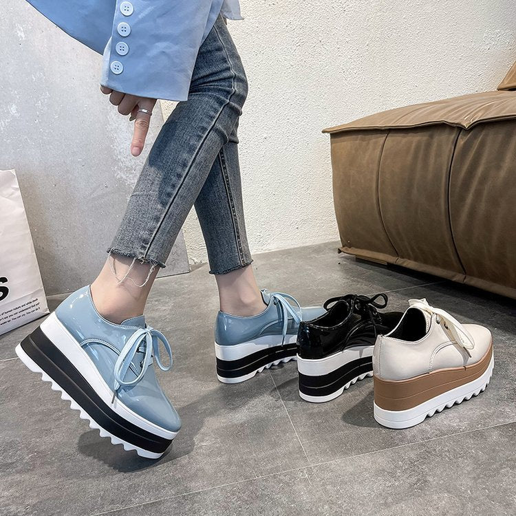 Damen Modische Plateau-Sneaker mit schickem Glanz und komfortabler Sohlenkonstruktion Drune