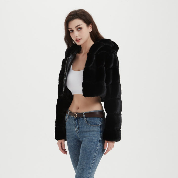 Damen Cropped Kunstpelzjacke mit gestepptem Panel‑Design und Kapuze Drune