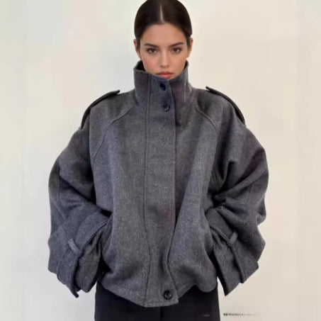 Damen nan kurze Wolljacke mit Stehkragen, Schulterklappen, verdeckter Knopfleiste und verstellbaren Manschetten Drune