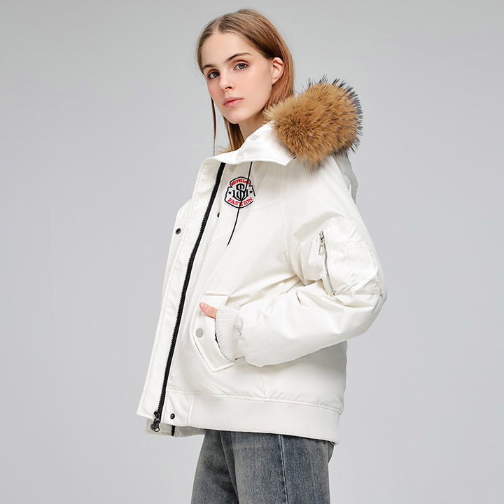 Damen Kurzparkajacke im Bomberstil mit abnehmbarer Fellkapuze und Logo‑Patch Drune
