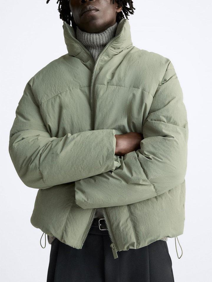 Herren Kurz geschnittener Pufferblouson aus Daunenoptik mit hohem Stehkragen und Pattentaschen Drune