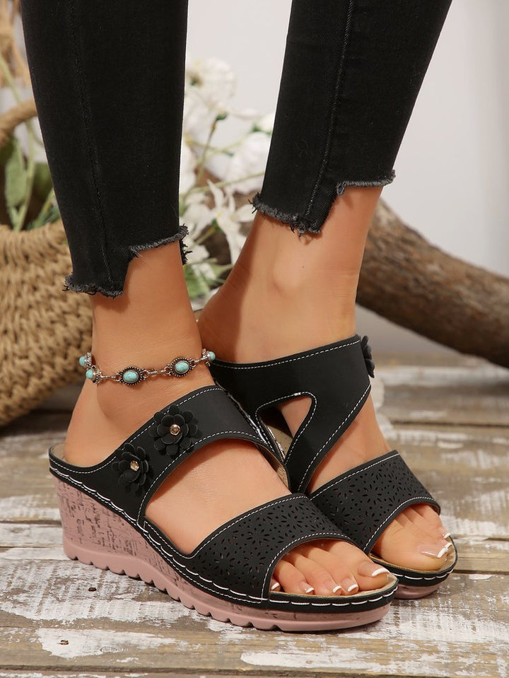 Damen Komfortable Sandalen mit floraler Perforation und ergonomischem Fußbett Drune