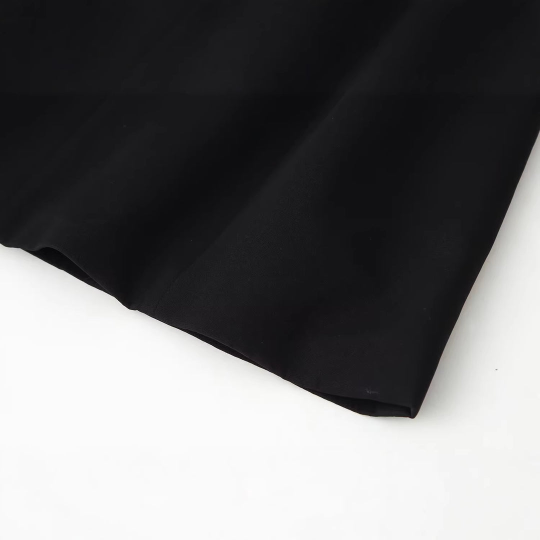 Damen Kurzblazer‑Kleid mit dramatischem Cut‑Out, betonter Schulter und goldenen Schmuckverschlüssen Drune