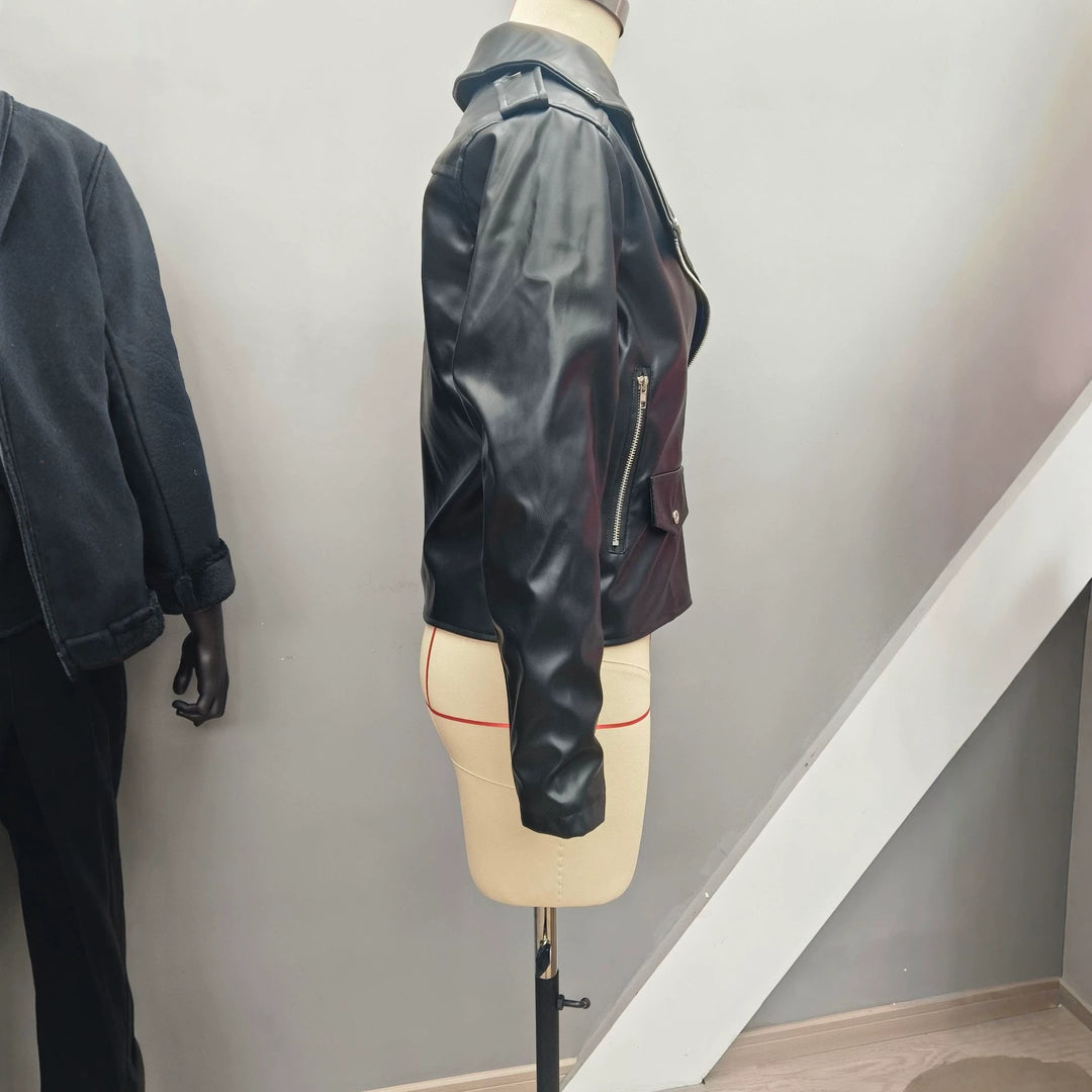 Damen nan figurbetonte Bikerjacke aus Kunstleder mit asymmetrischem Reißverschluss und aufgesetzter Klappentasche Drune