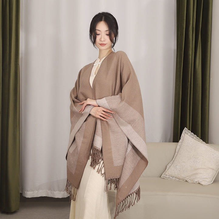 Damen Oversize Capeponcho aus feinem Wollmix mit V‑Ausschnitt, Streifenbordüre und Fransensaum Drune