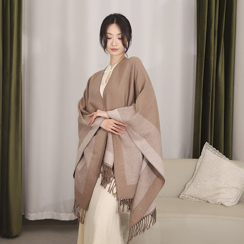 Damen Rechteckiger Wollmix‑Poncho mit offener Front, feiner Kettelnaht und Fransensaum Drune
