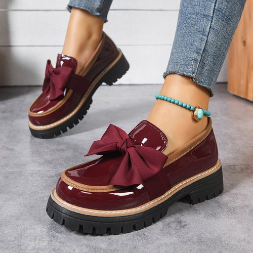 Damen Plateau-Loafer aus Lacklederoptik mit profilierter Gummisohle und Zierschleife Drune