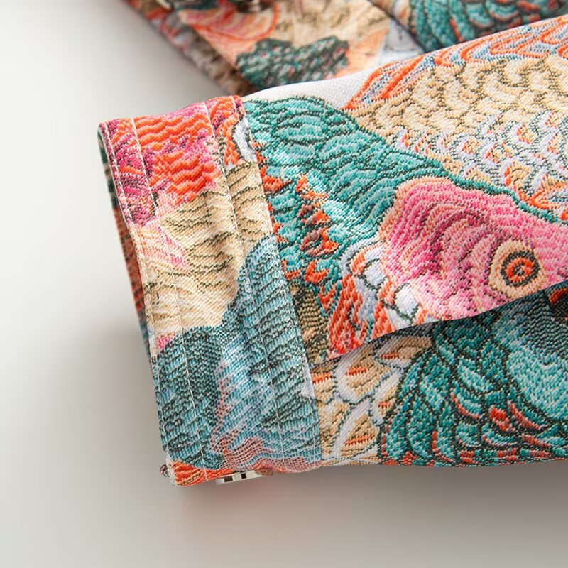 Damen Kurze Bouclé-Tapestry-Jacke mit ornamentalem Vogelprint, Pattentaschen und Stehkragen Drune