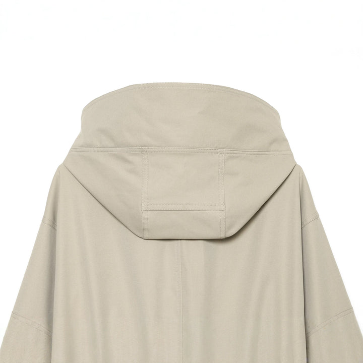 Damen Kurzparka mit hohem Funnelkragen, Tunnelzug‑Taille und verdeckter Knopfleiste Drune