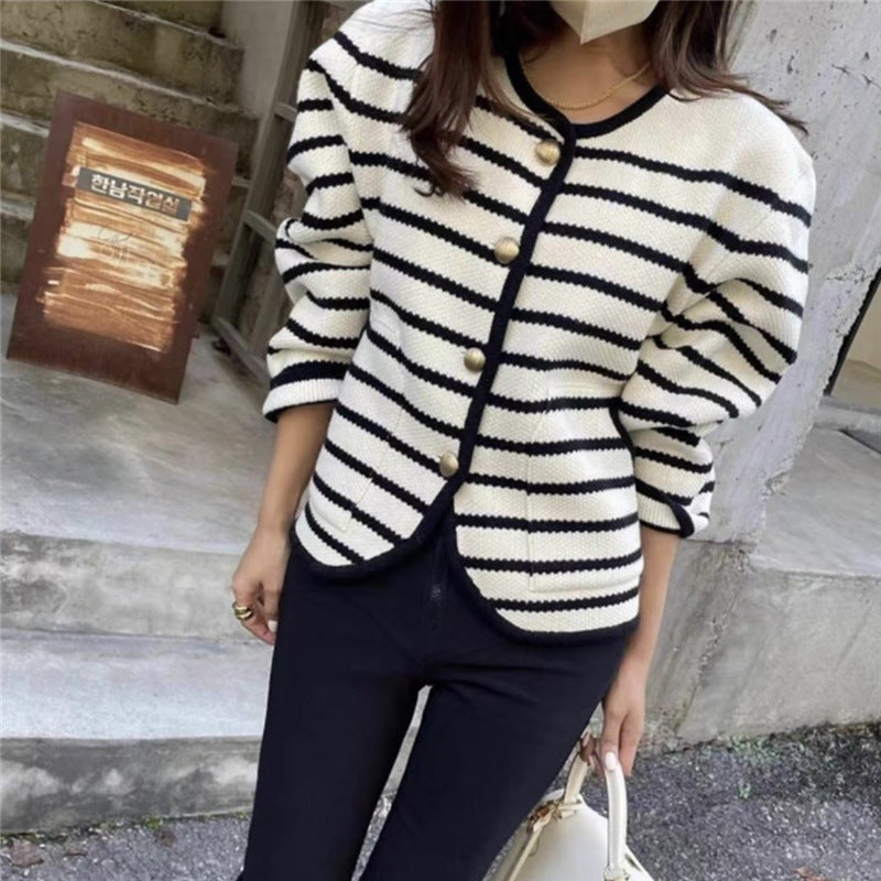 Damen Cardigan mit dekorativen Knöpfen und farblich abgesetztem Kragen Drune