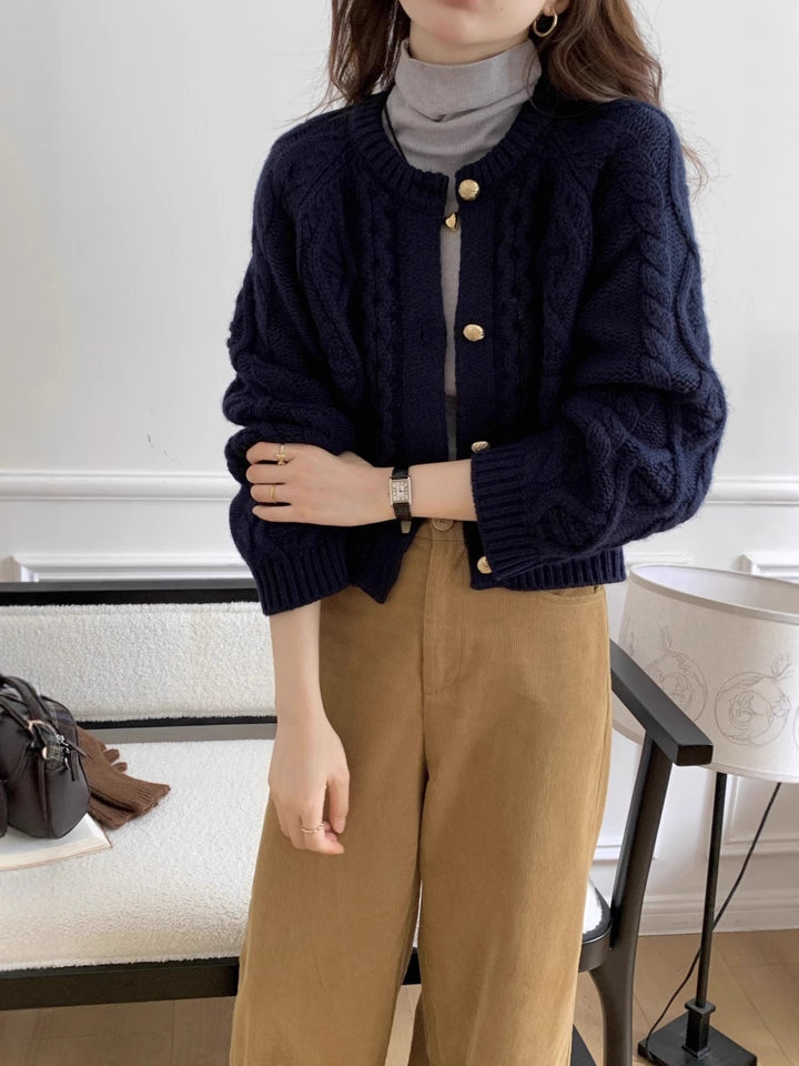 Damen Kurzer Zopfmuster-Cardigan mit goldenen Schmuckknöpfen Drune