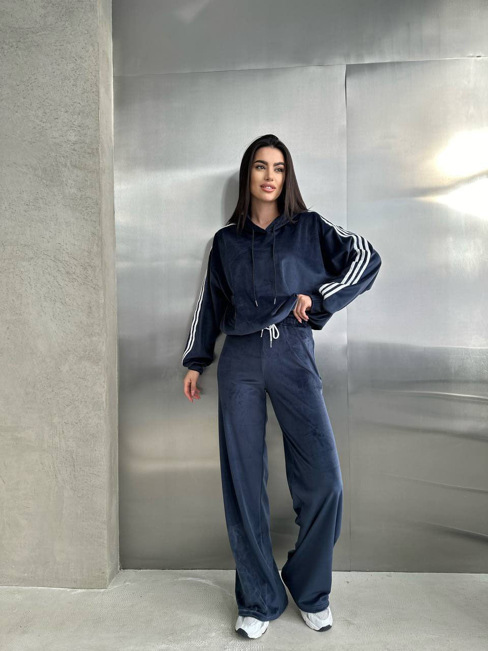 Damen Velours-Zweiteiler mit Cropped-Kapuzenpullover, sportiven Ärmeln und weiter Palazzo-Hose Drune
