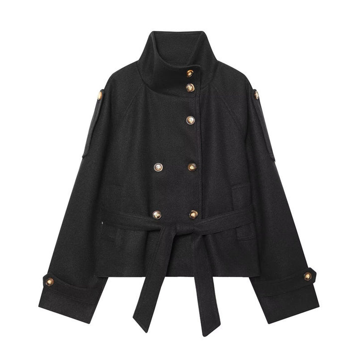 Damen Kurzjacke im Boxy-Cut mit hohem Stehkragen, Taillengürtel und Zierknopfleiste Drune