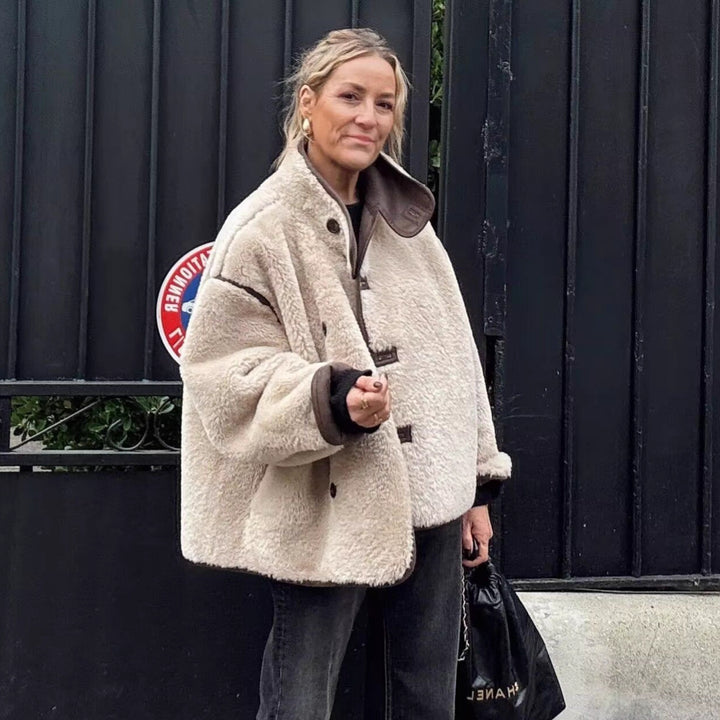 Damen Kurz geschnittener Oversize Teddy-Mantel mit Stehkragen und Kontrastpaspeln Drune