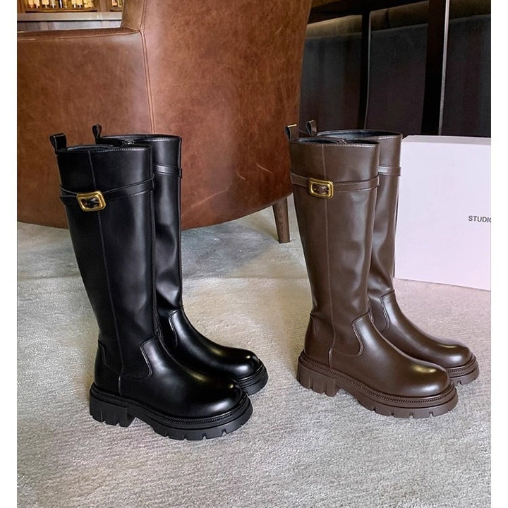 Damen Kniestiefel mit profilierter Lug‑Sohle und dekorativem Schnallenriemen Drune