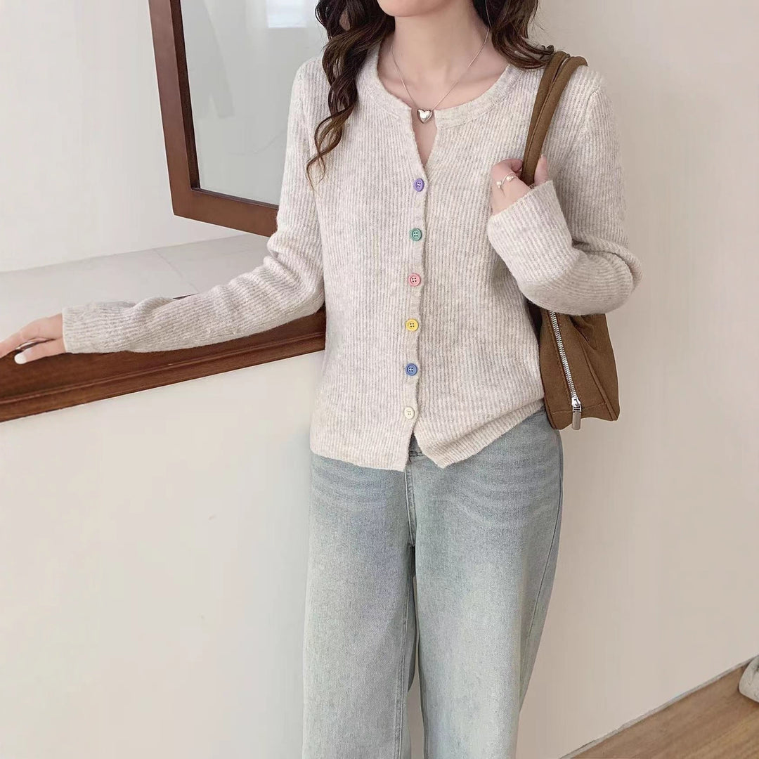 Damen kuscheliga Strickjacke mit bunten Knopfdetails und feiner Rippstruktur Drune