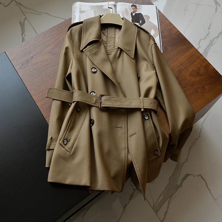 Damen Kurztrench mit Boxy‑Silhouette, doppelreihig und taillierbarem Gürtel Drune