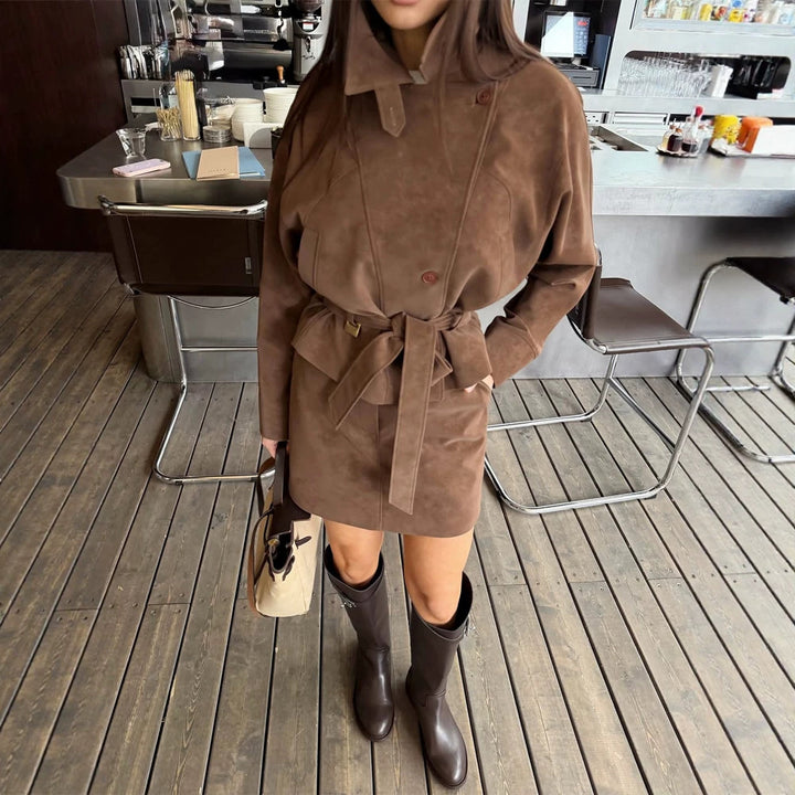 Damen Kurzes Veloursleder‑Set: Taillierter Blouson mit Stehkragen & passendem Minirock Drune