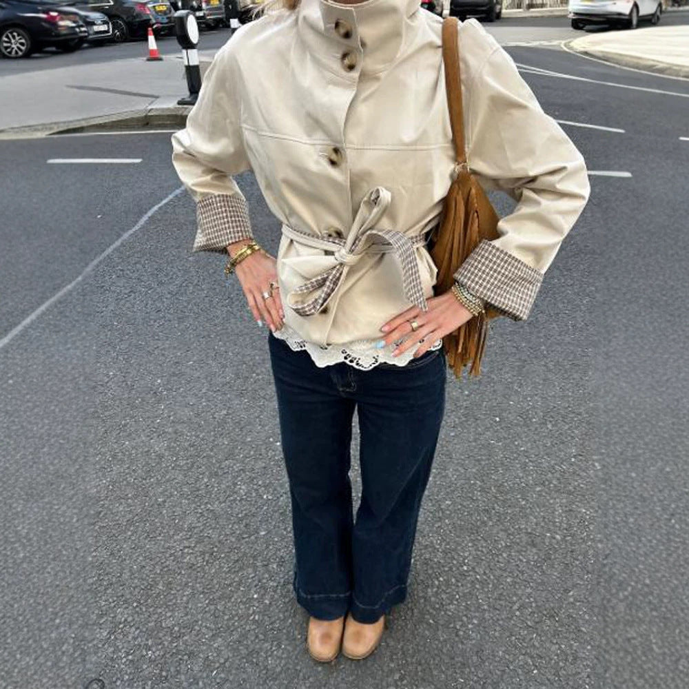 Damen Kurze taillierte Lederimitat-Jacke mit Stehkragen, Karo-Bündchen & Bindegürtel Drune