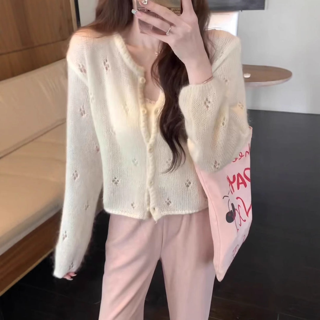 Damen Strickjacke mit filigranem Blütenmuster und eleganten Knöpfen Drune