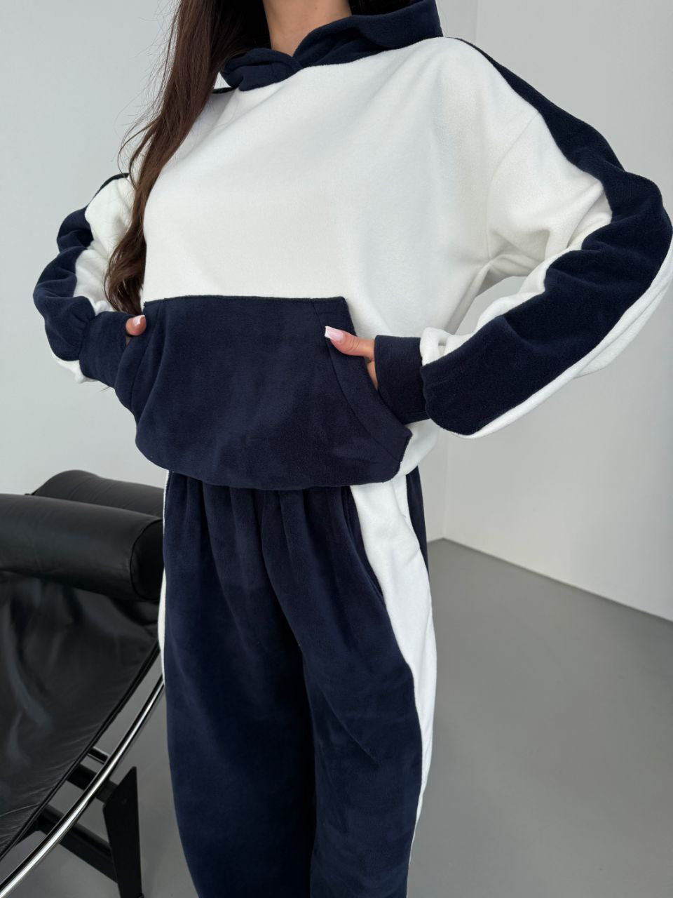 Damen kuscheliger Fleece-Sportanzug mit hohem Hals und seitlichen Streifen Drune