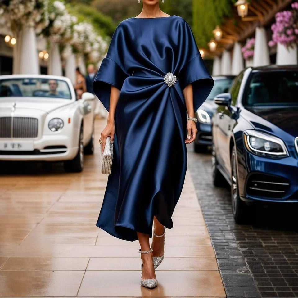 Damen nan elegantes Satin-Kaftan-Midikleid mit Kimonoärmeln seitlicher Drapage und Zierbrosche Drune