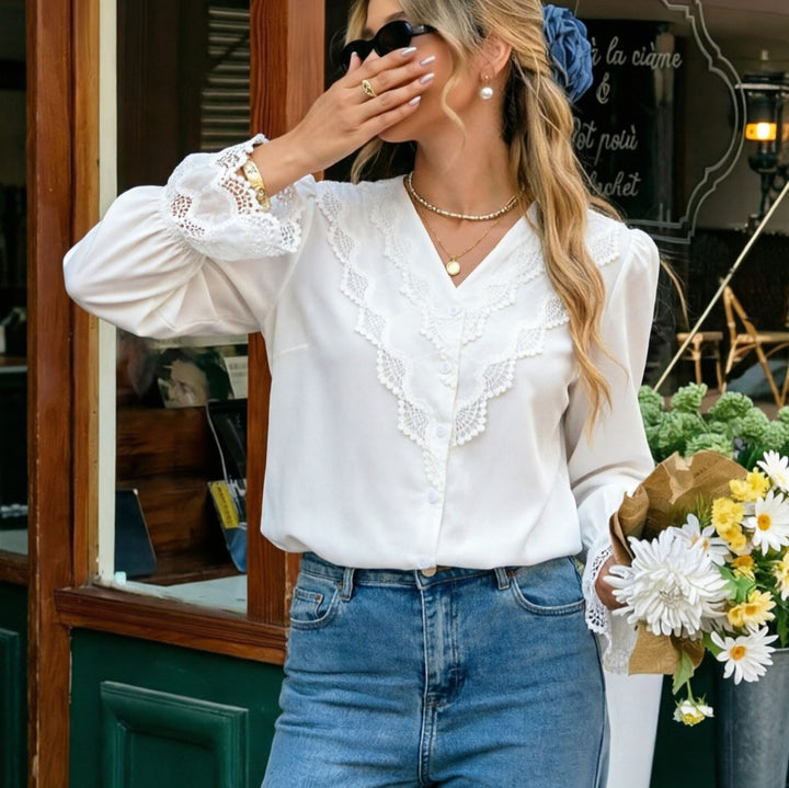 Damen Spitzenbluse mit V-Ausschnitt, Häkelbesatz und Knopfleiste Drune