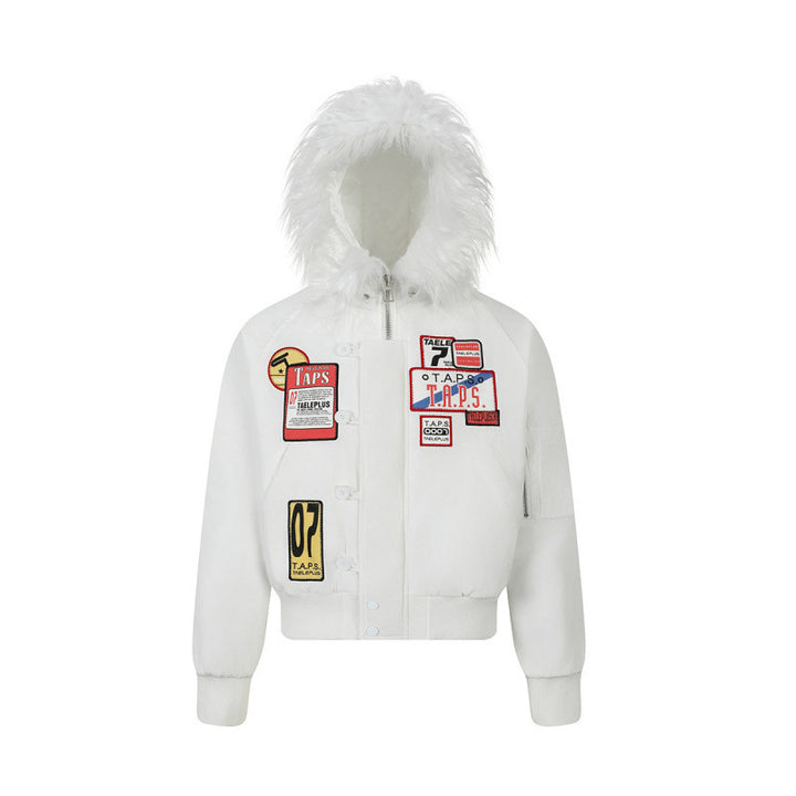Damen Kurz geschnittene wattierte Bomberjacke mit Kunstfellkapuze und aufgesetzten Label‑Patches Drune