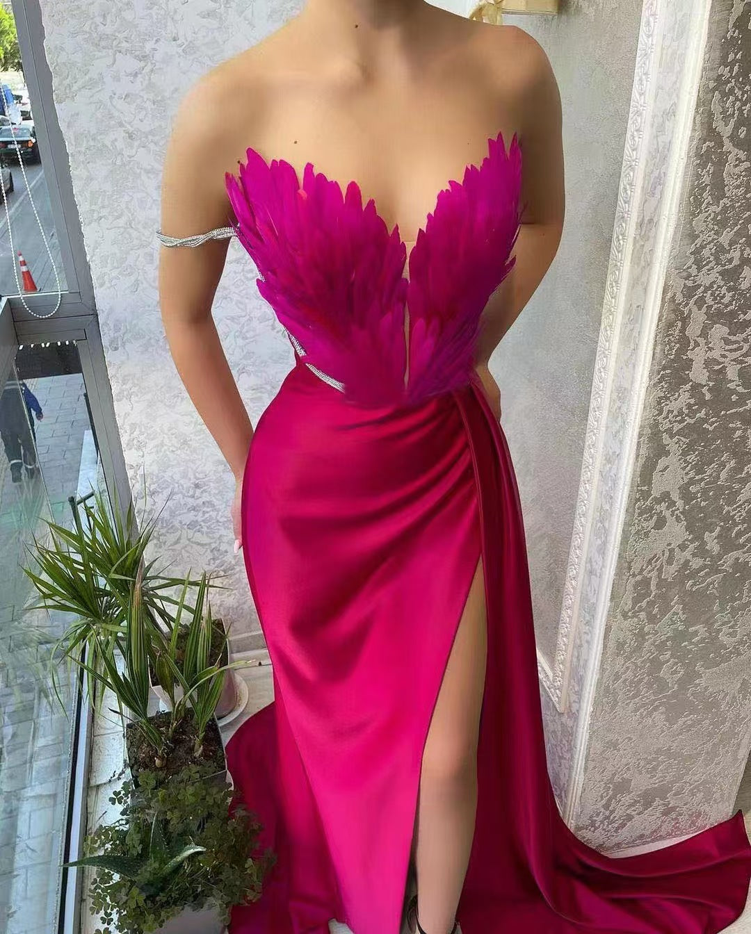 Damen Elegantes Abendkleid mit verzierten Trägern und hohen Schlitz Drune