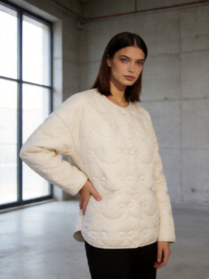 Damen Steppjacke ohne Kragen mit dekorativer Schleifen‑Steppung und Druckknopfverschluss Drune