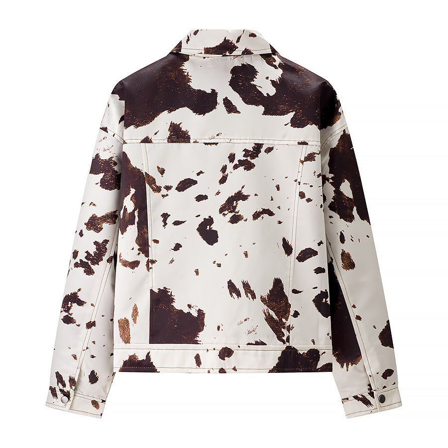 Damen nan kurze Truckerjacke mit markantem Kuhflecken-Print, kastigem Schnitt und aufgesetzten Brusttaschen Drune