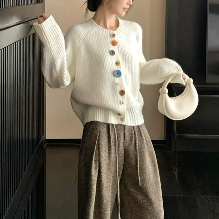 Damen Strickjacke mit bunten Knopfdetails und hohem Kragen Drune