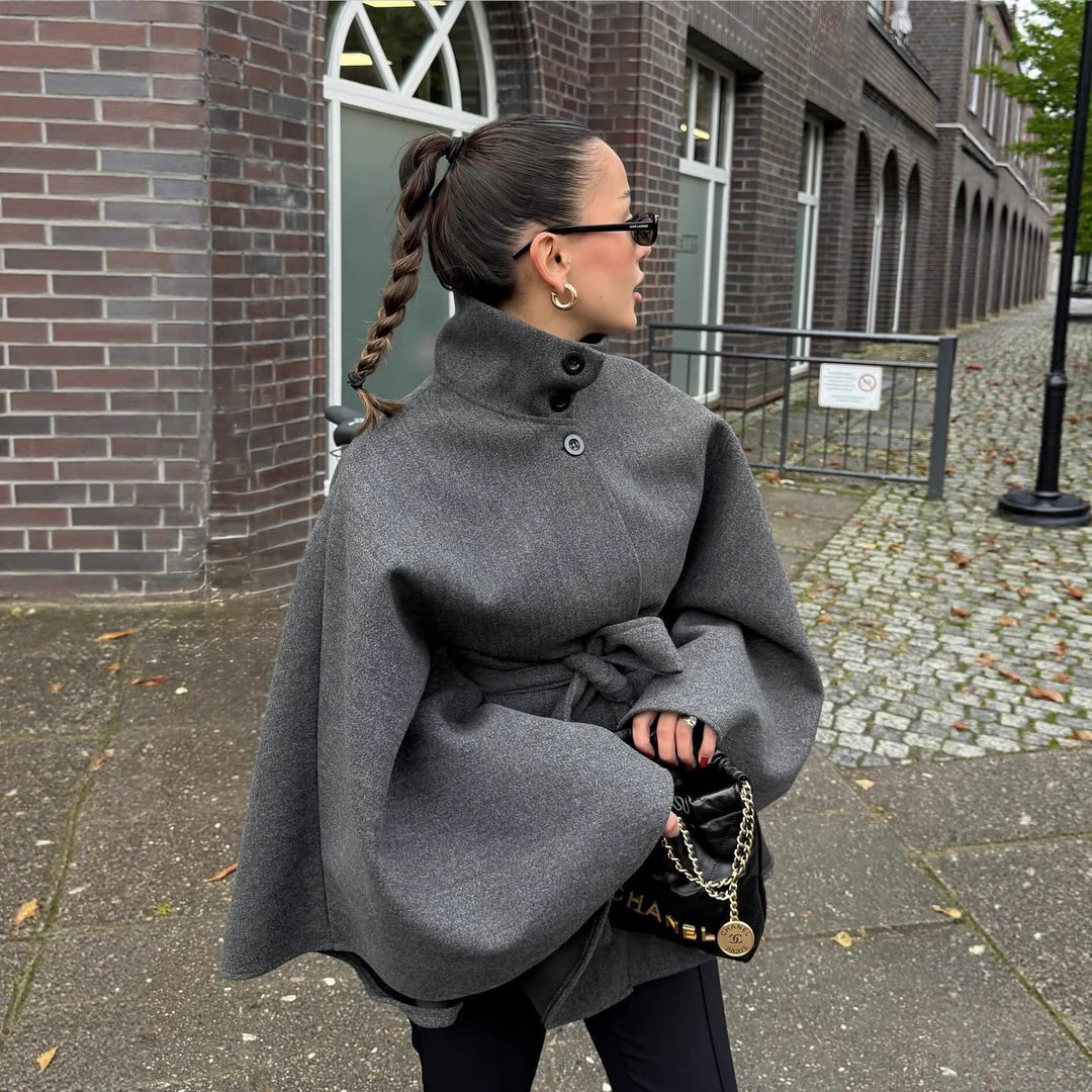 Damen 10+ Wollcape mit hohem Stehkragen, Dreiknopf‑Verschluss und Taillengürtel Drune