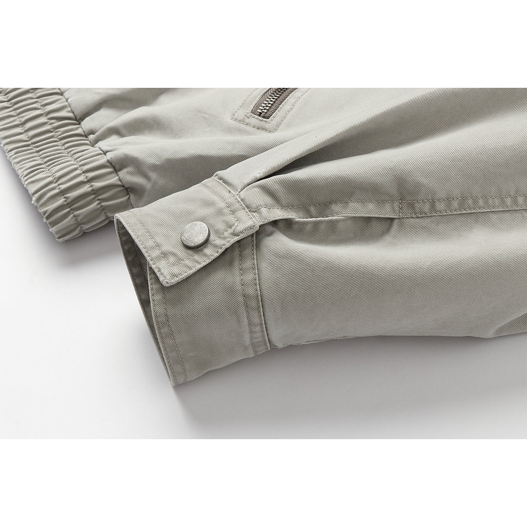 Herren Kurzblouson im Boxy‑Cut aus Canvas mit diagonalen Reißverschlusstaschen und elastischem Saum Drune