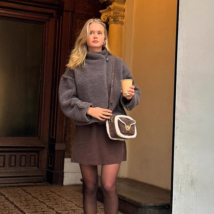 Damen Kurz geschnittener Teddy‑Fauxfur‑Blouson mit hohem Stehkragen und kastiger Silhouette Drune