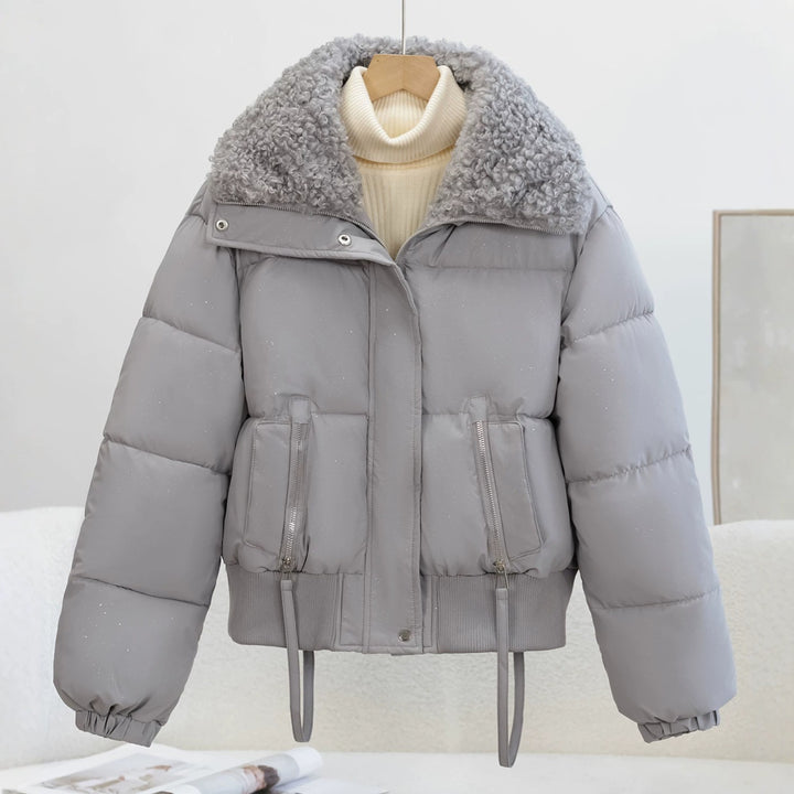Damen Kurz geschnittene Pufferjacke mit Teddykragen, Reißverschlusstaschen und Rippbündchen Drune