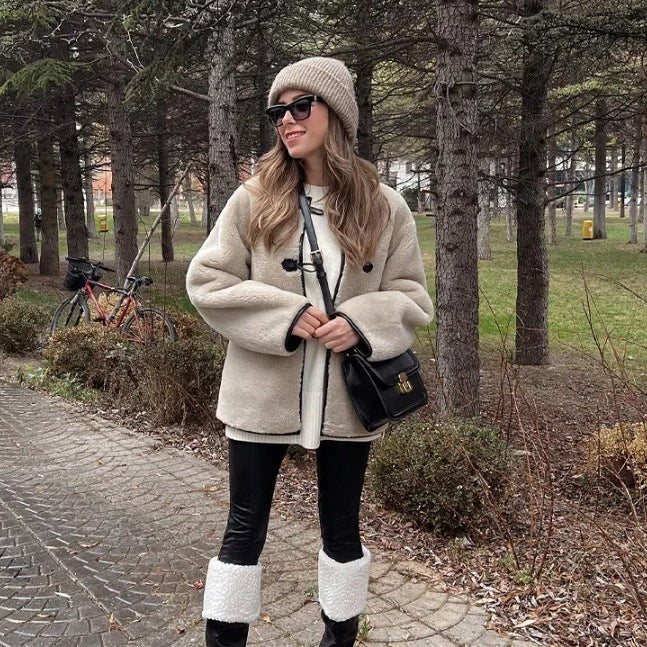 Damen Kuschelige Teddyjacke mit kontrastierenden Knopfdetails und Taschen Drune