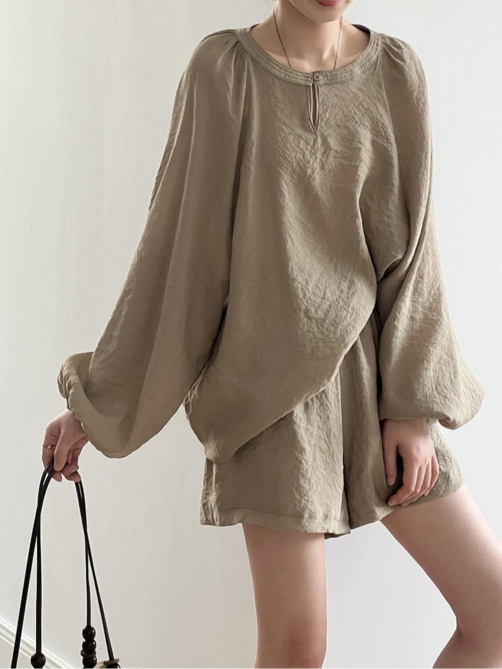 Damen Lockeres Leinen-Set mit Rundhalsausschnitt, Schlitzbluse und weiten Shorts Drune