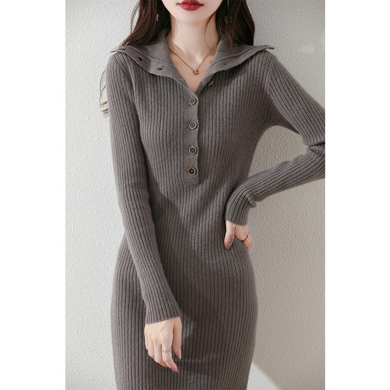 Damen Strickkleid mit hohem Kragen und Knopfdetails Drune