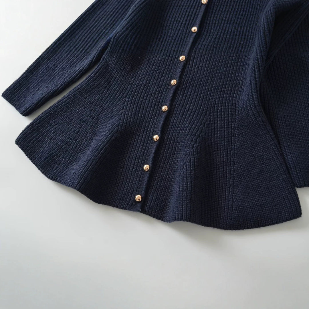 Damen Strickjacke mit tailliertem, ausgestelltem Saum und Zierknopfleiste Drune