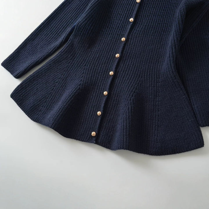 Damen Strickjacke mit tailliertem, ausgestelltem Saum und Zierknopfleiste Drune