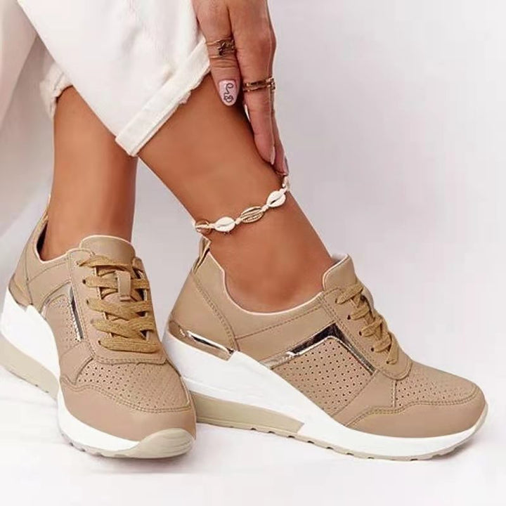 Damen Keil-Sneaker mit perforiertem Obermaterial, gepolstertem Komfortkragen und reflektierenden Metalldetails Drune